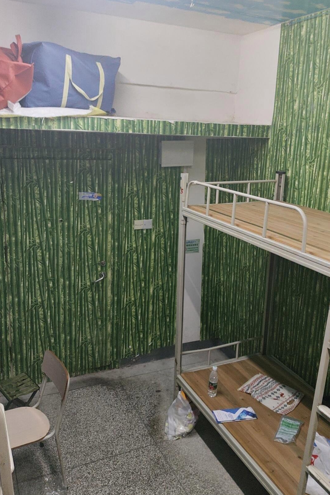 推开宿舍门,两眼一黑.