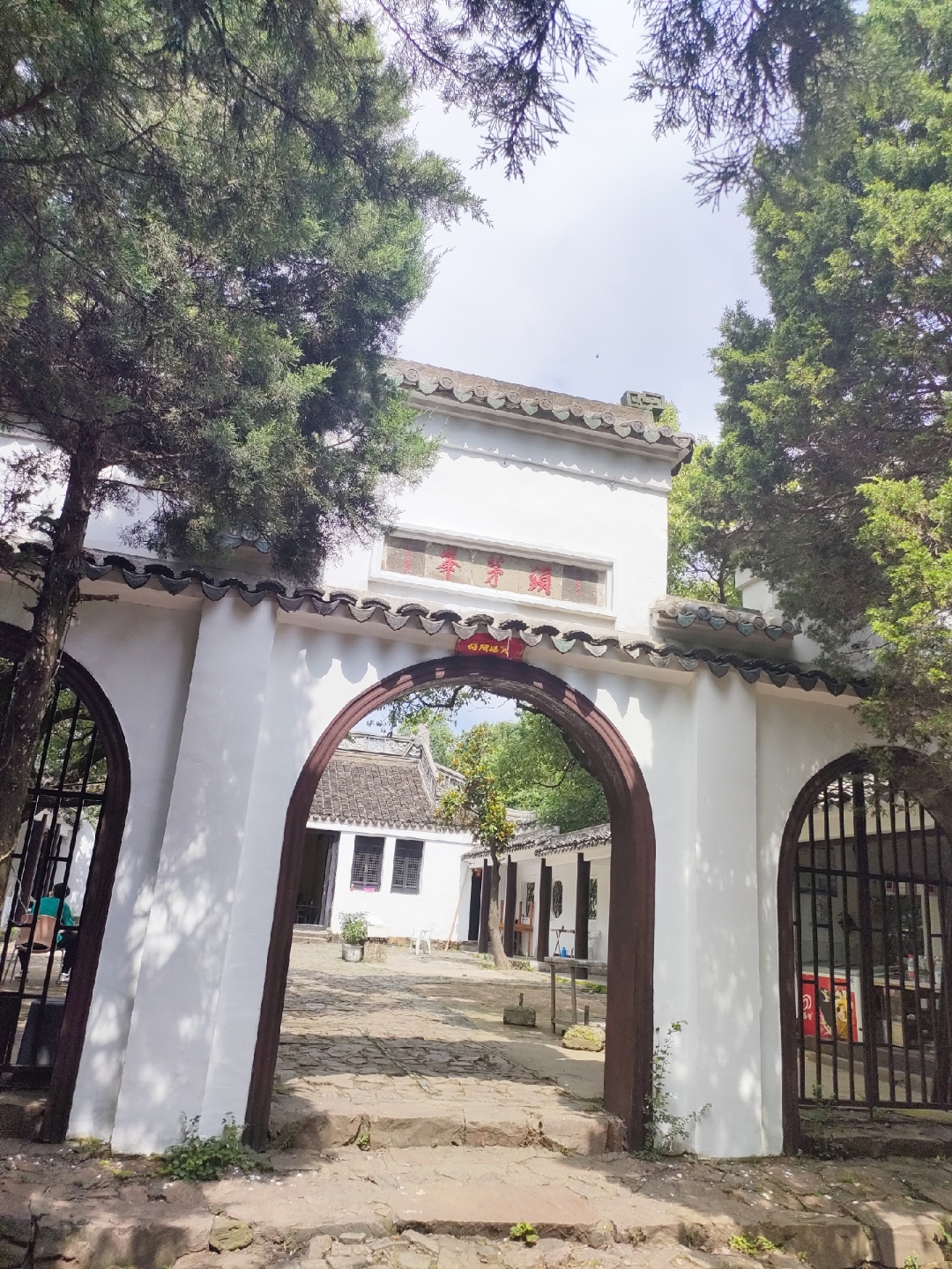 邂逅静谧之美  偶然间,我发现了这个惠山古镇中国风的建筑入口,仿佛