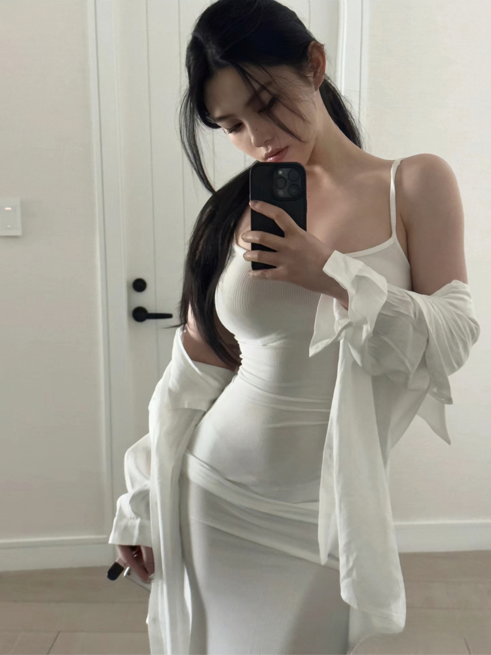 也像一棵挺拔的冷杉,亭亭玉立,自带一种凛然不可侵犯的御姐风范.