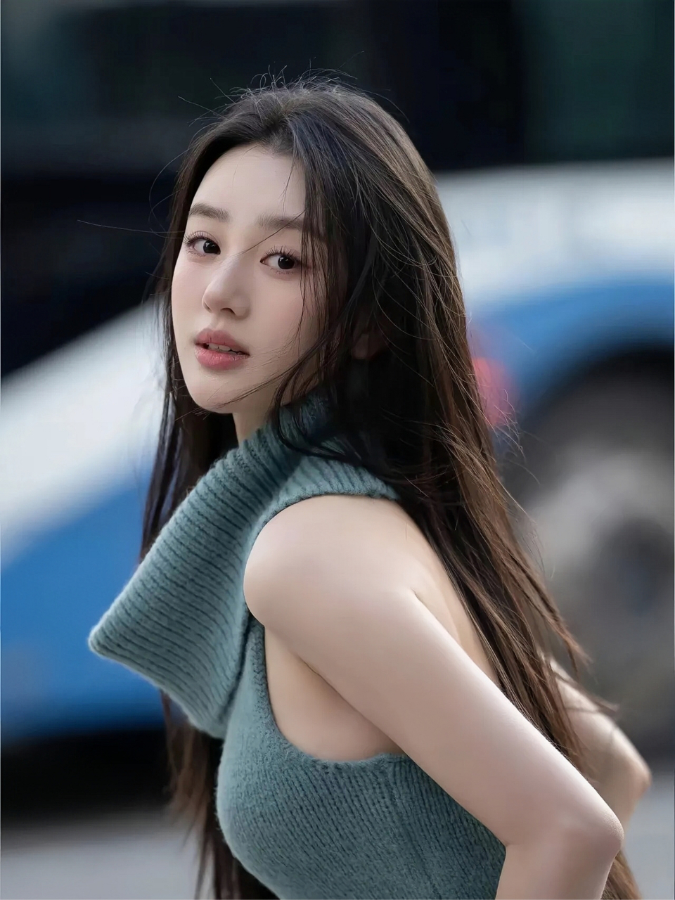 女神的五官犹如精雕细琢的瑰宝,令人赞叹不已.