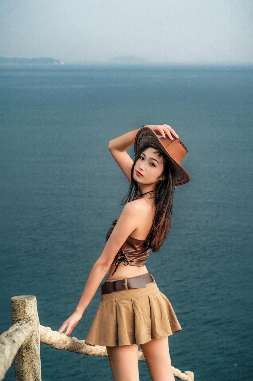 西部牛仔女郎,如同一幅浓墨重彩的画卷,诉说着自由与冒险的故事,她那