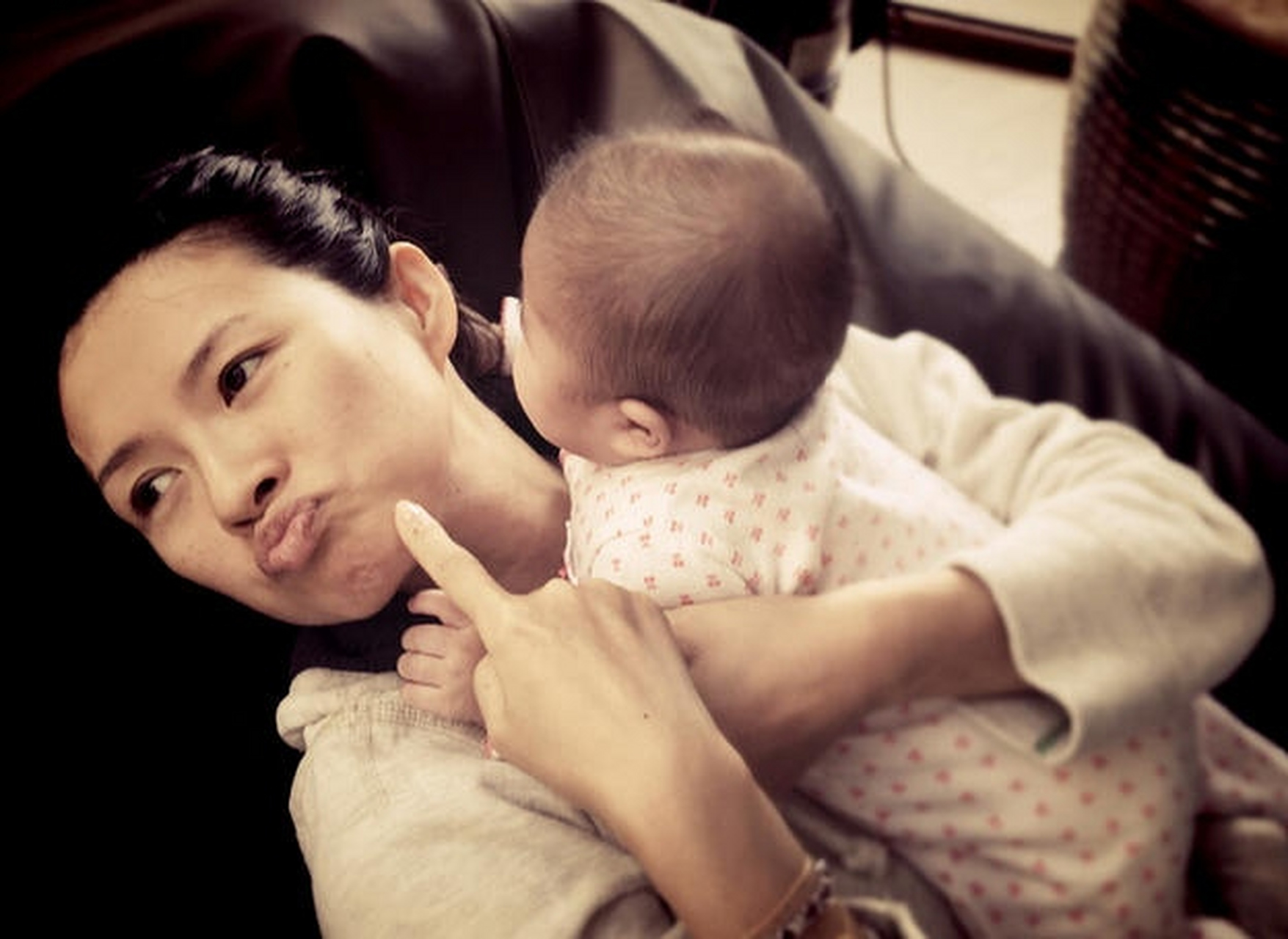 章子怡曾说自己并不算特别有天赋的孩子,小时候学跳舞自己拼的就是