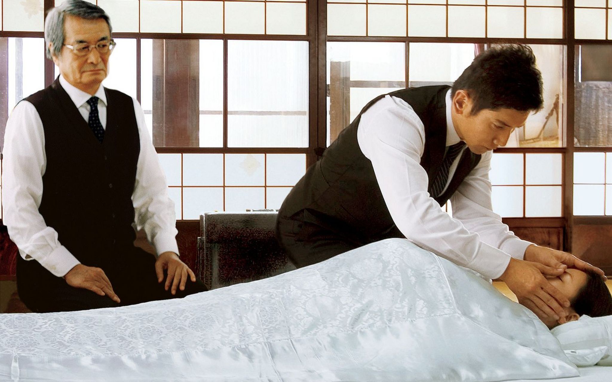 电子榨菜来咯# 电影《入殓师》讲述的一个入殓师的故事,故事温暖而又