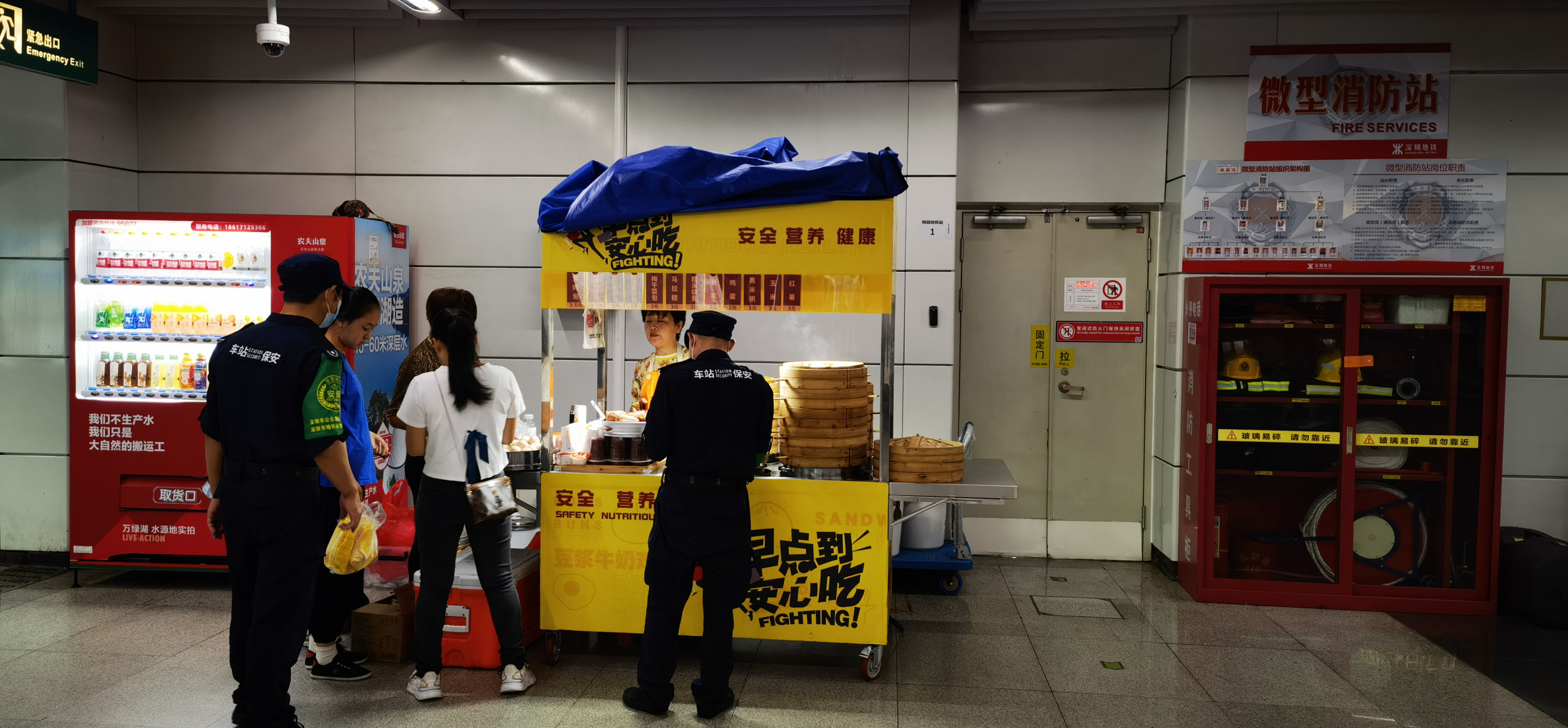 深圳早餐车都摆到地铁里去了,保安也在买,没有驱离;感觉挺和谐的,没有
