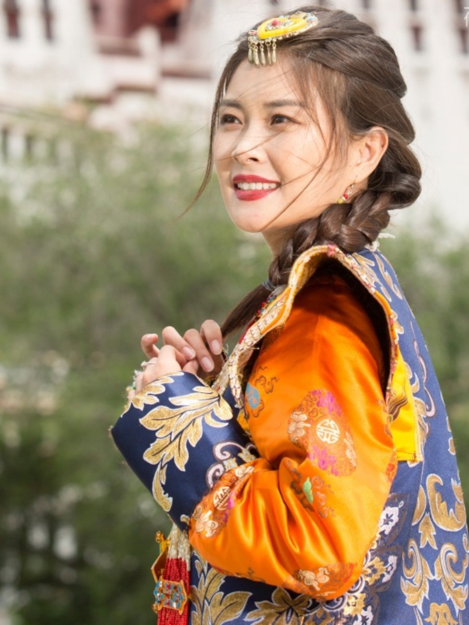 "今天,我被陕北歌手妮子的歌曲深深打动.