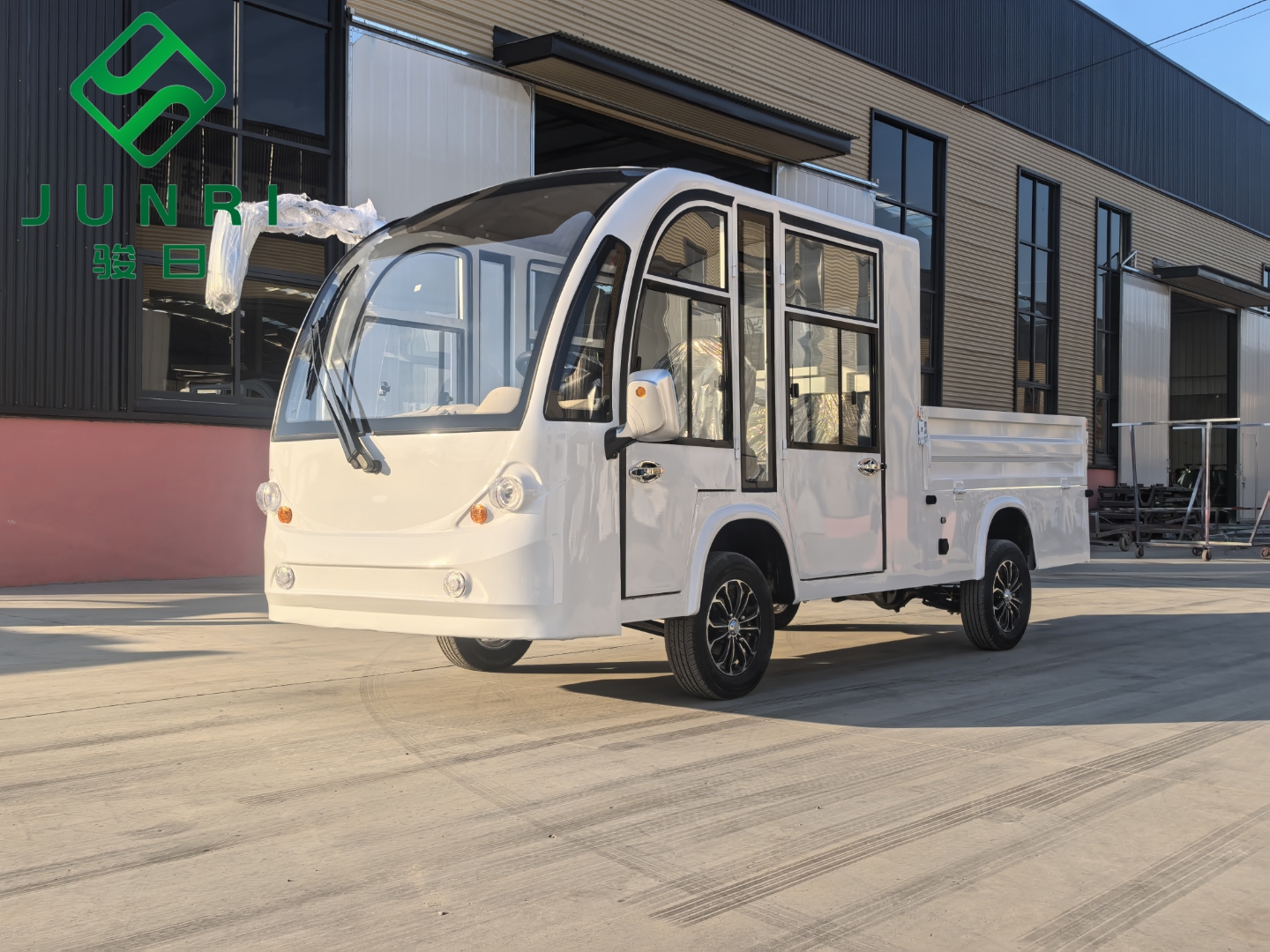 电动平板车是一种利用电力驱动的货物运输工具,常用于工厂,仓库,物流