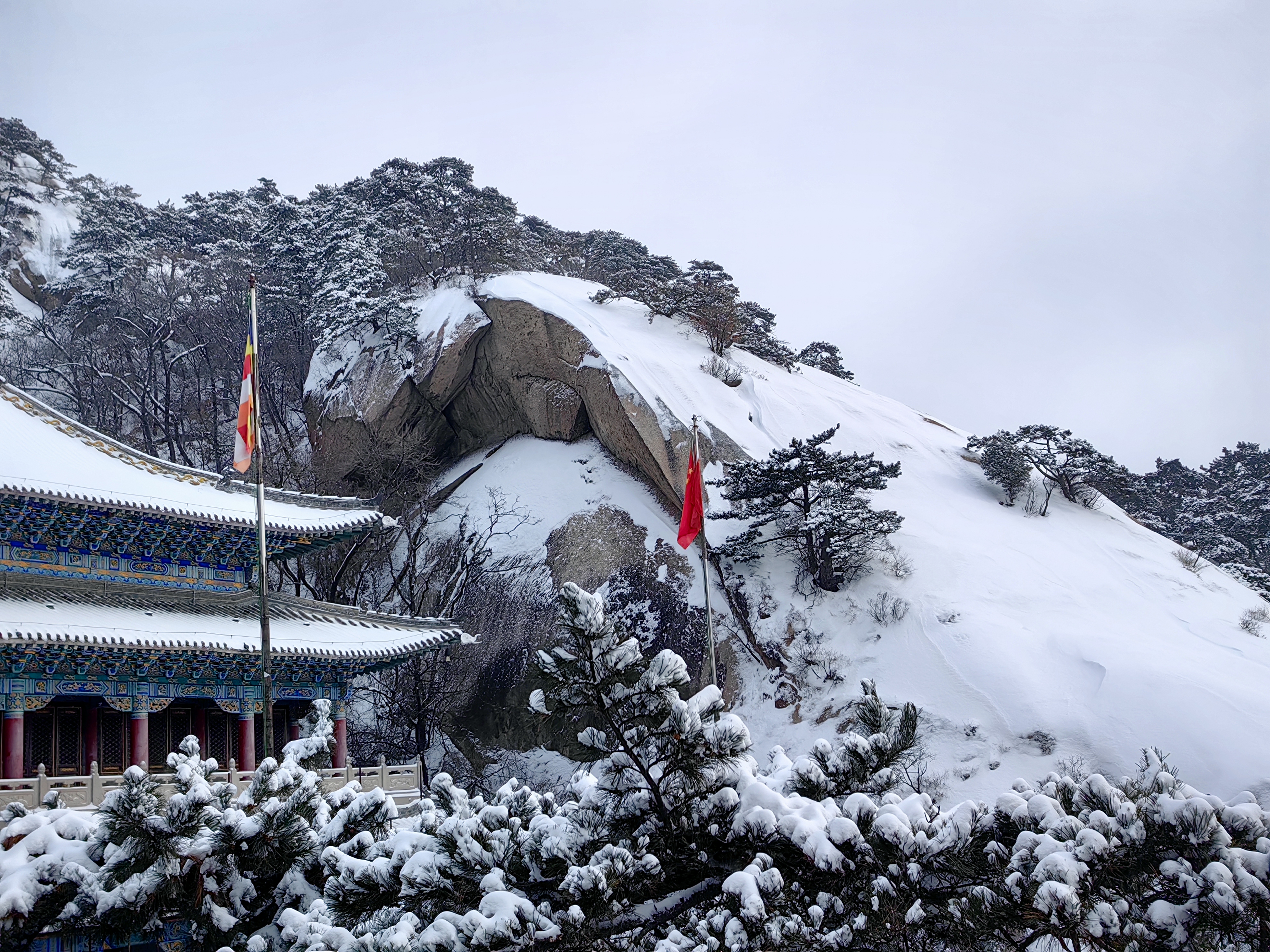 千山正门雪景图片