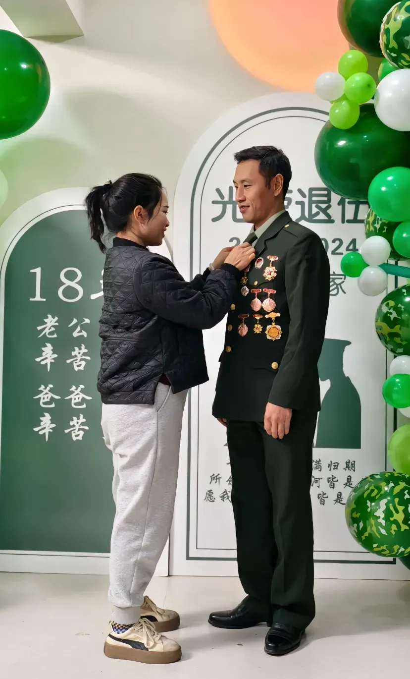 她的丈夫,在青春正好的年纪投身军旅,这一去,便是十八载的漫长岁月