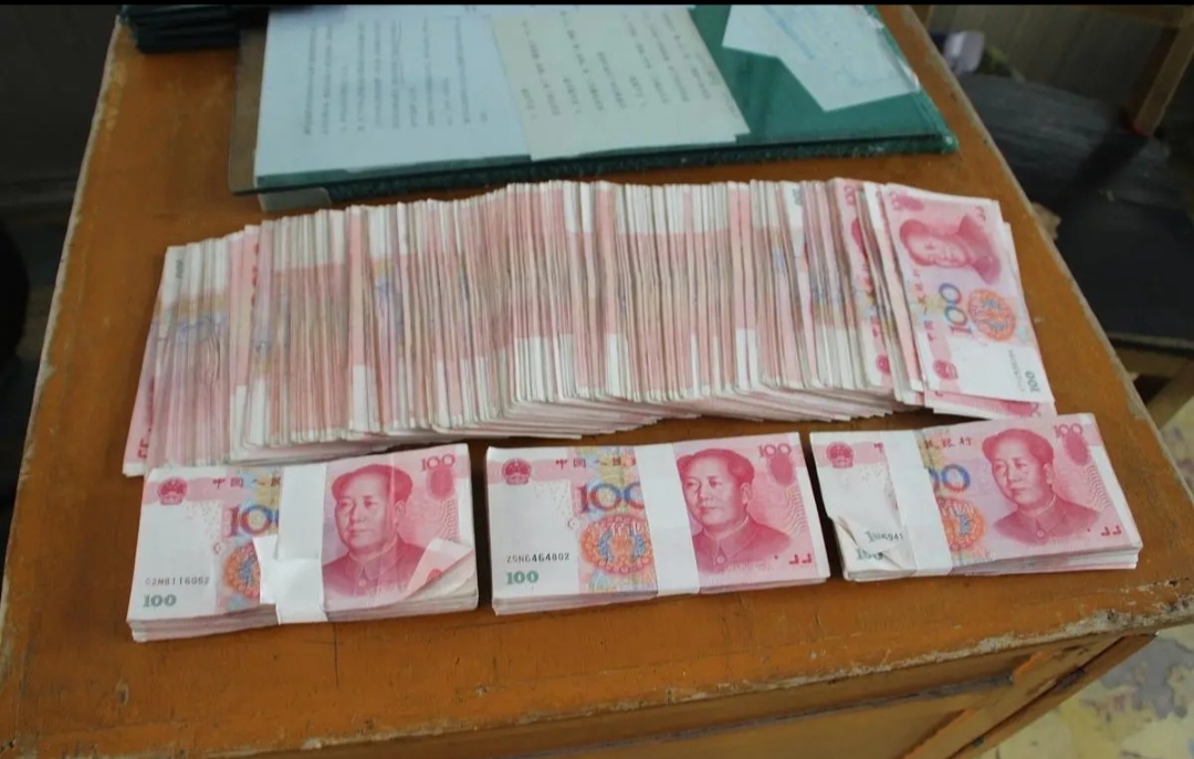 近日,一名出境旅客试图携带100万元人民币现金过境,但被海关关员废种