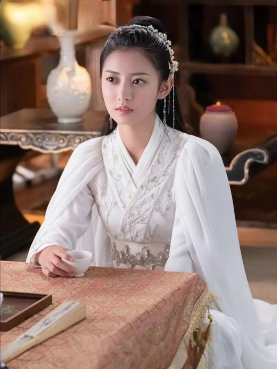 陈钰琪古装扮相优雅出镜,一袭白衣古典气质尽显,仿佛从#我们都爱聊