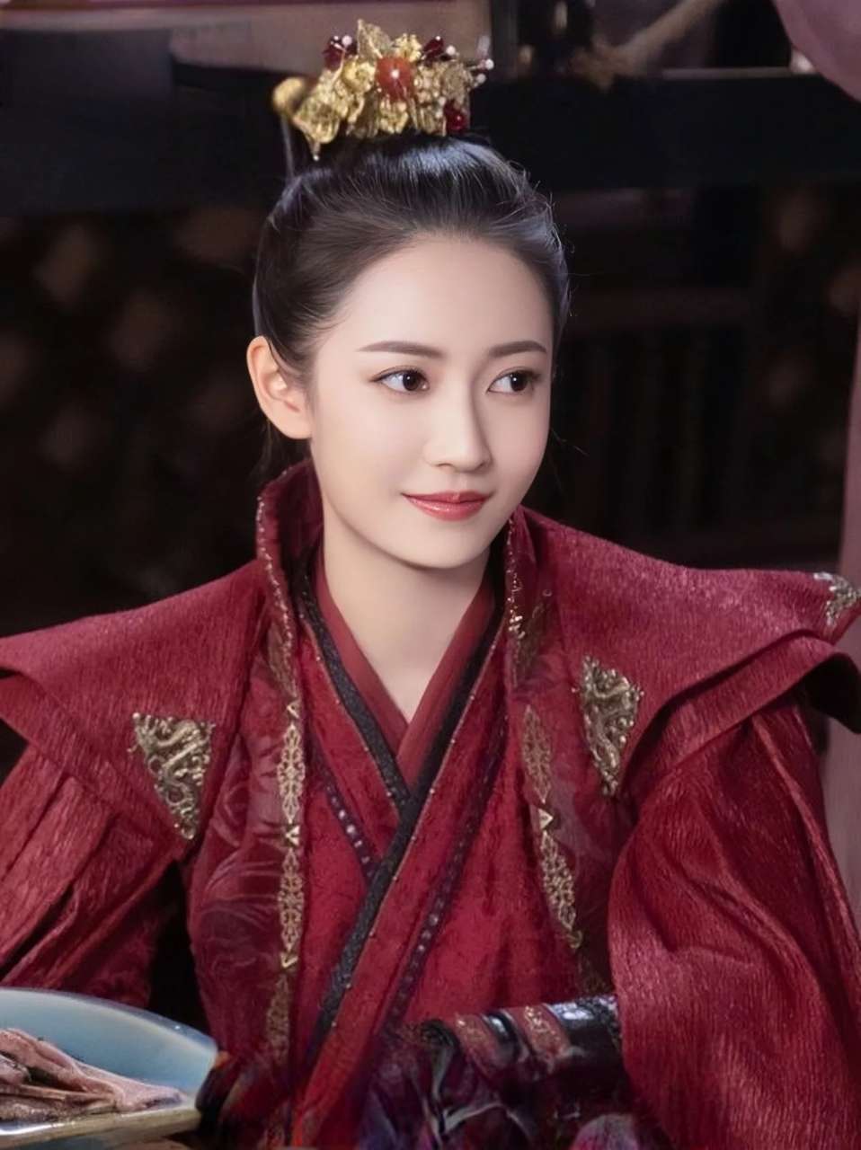 陈钰琪古装扮相优雅出镜,一袭白衣古典气质尽显,仿佛从#我们都爱聊