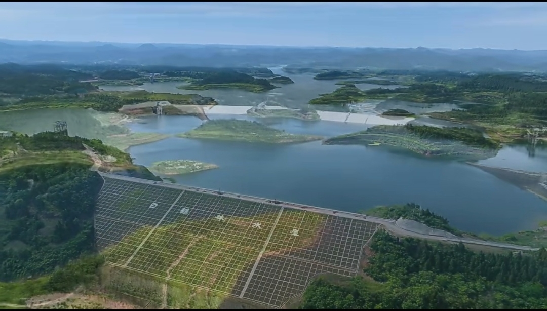 郭一朋 白鹤林水库 白鹤低翔,看碧水蓝天,云霞万朵; 清泉畅引,享民丰