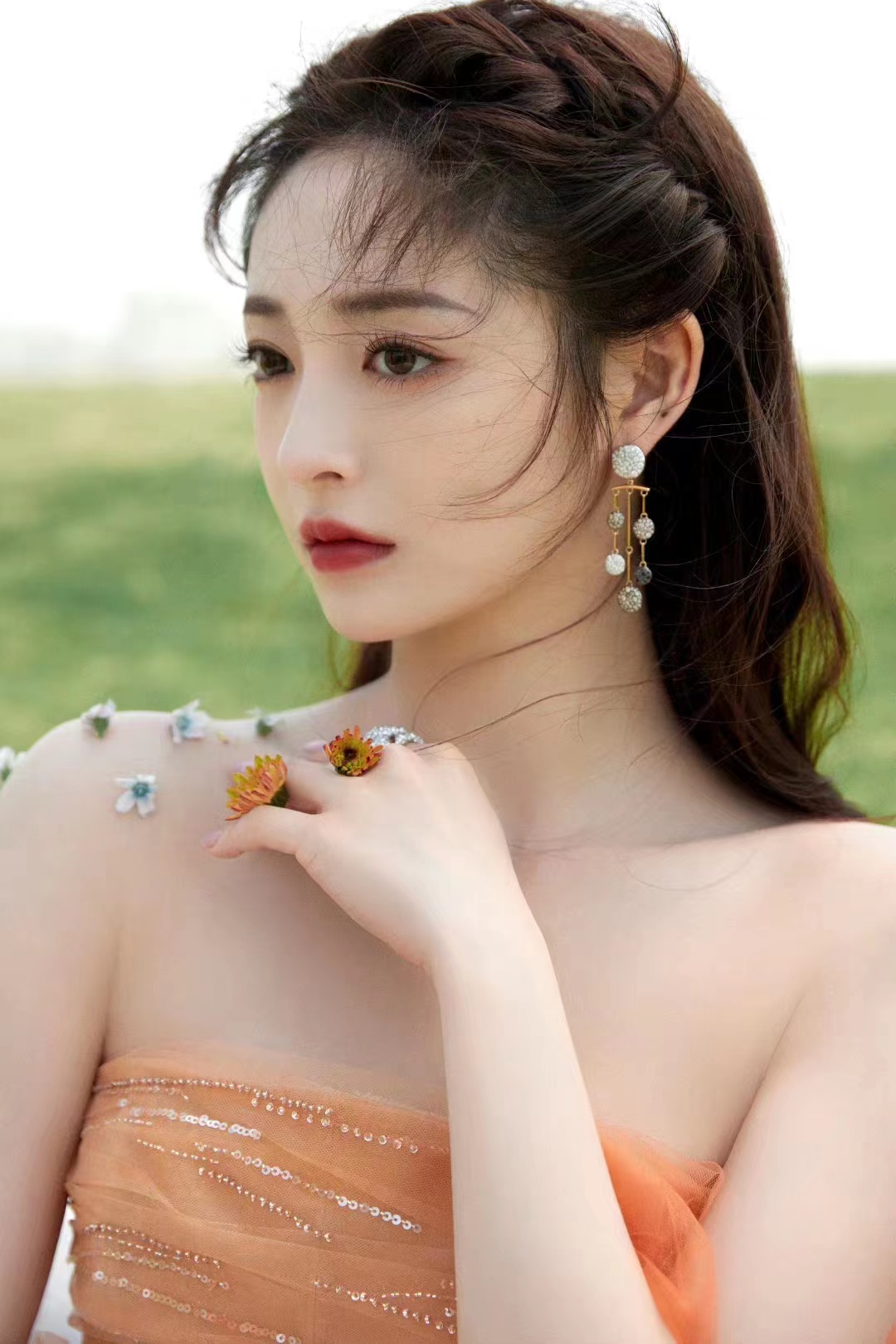 1, 圈内某个90小花和公司的矛盾越来越深,她最近都想重组团队人员,把