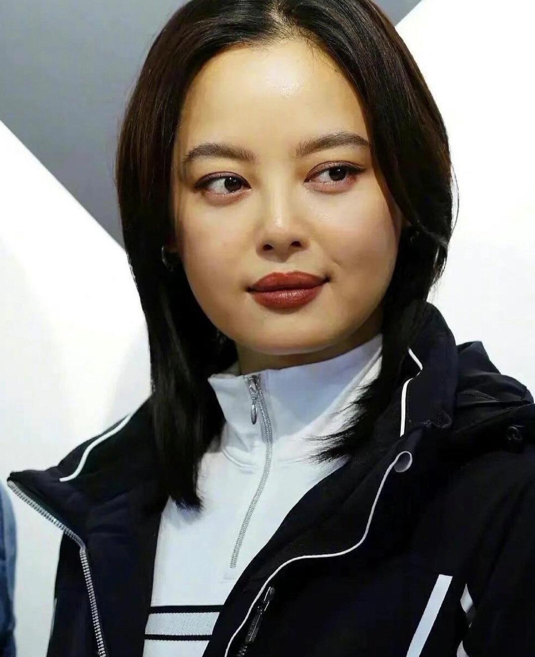 剧版《繁花》中,王家卫导演巧妙地运用了慢镜头和特写镜头,让辛芷蕾的