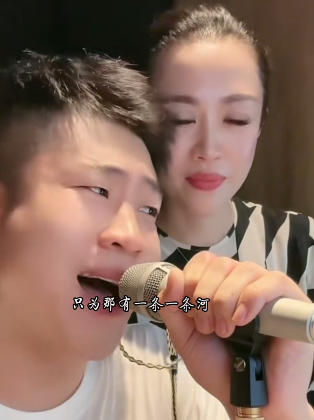 昨天王亮和温美玲在直播间,把《罗刹海市》和二人转《月牙五更》完美