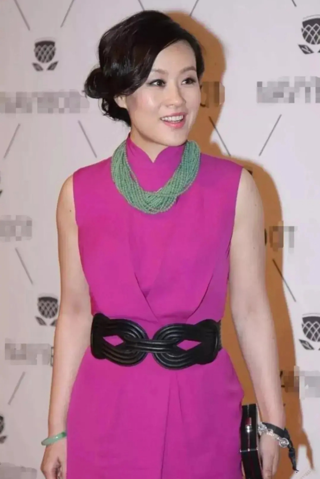 就喜欢邬君梅这种气质.不漂亮但很有味道.