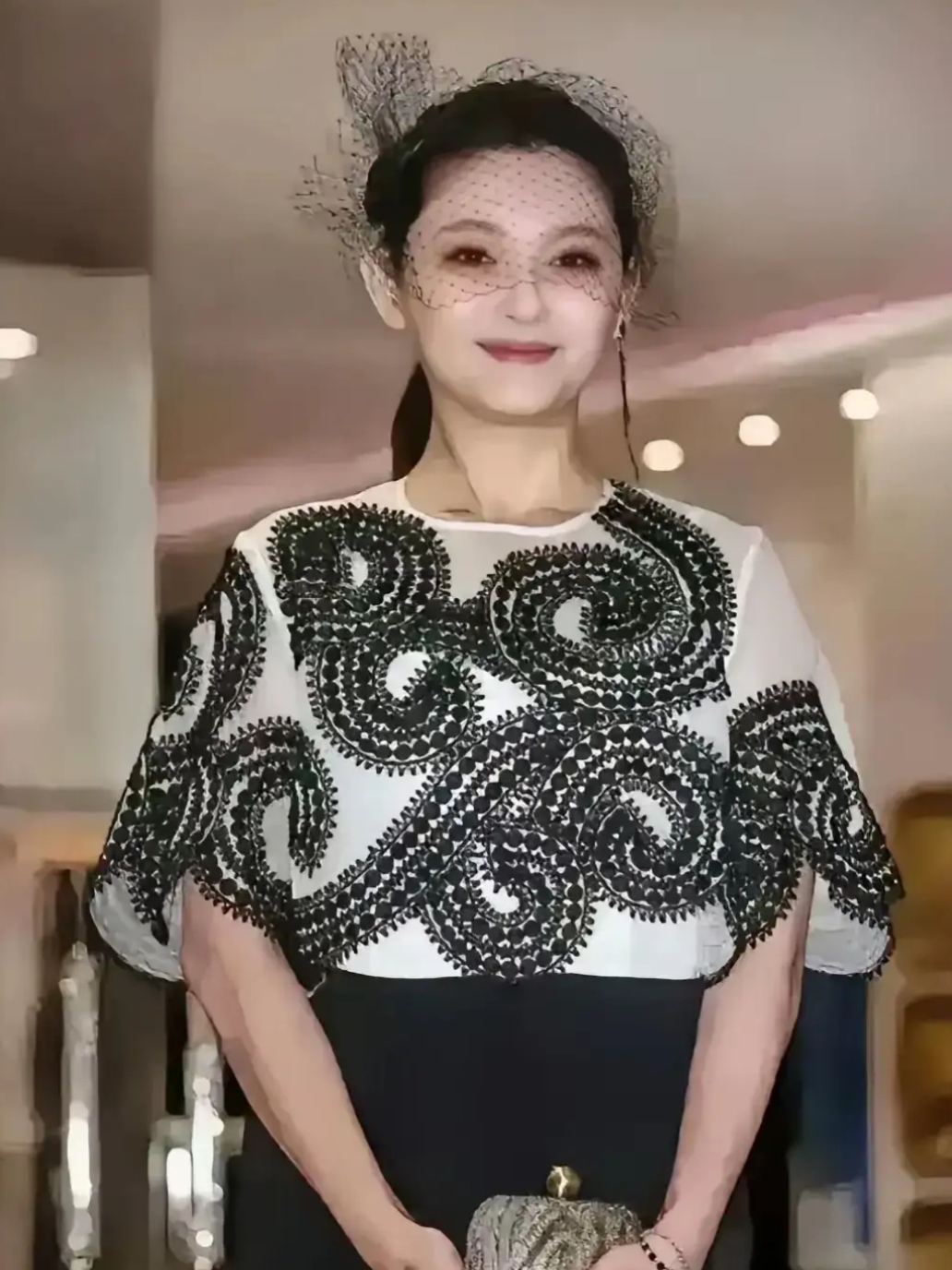 黄裙子女人恐怖微笑图片