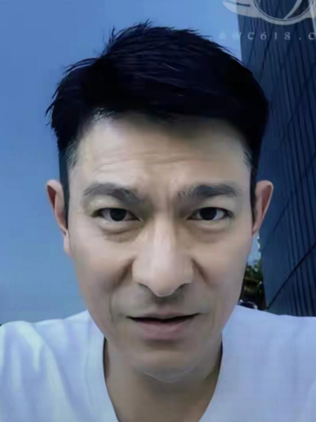 刘德华晒自拍照,真羡慕他65岁了,还有这样一头乌黑茂密的头发