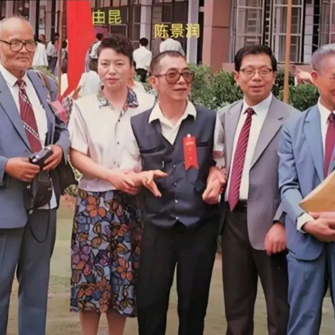 由昆身材高挑,年轻漂亮