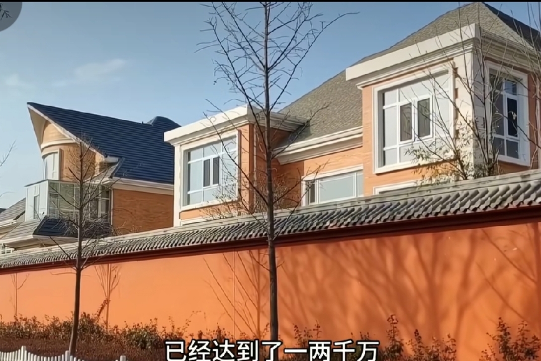 郭德纲在北京的别墅,名字叫玫瑰园.也是北京名列前茅的别墅区.