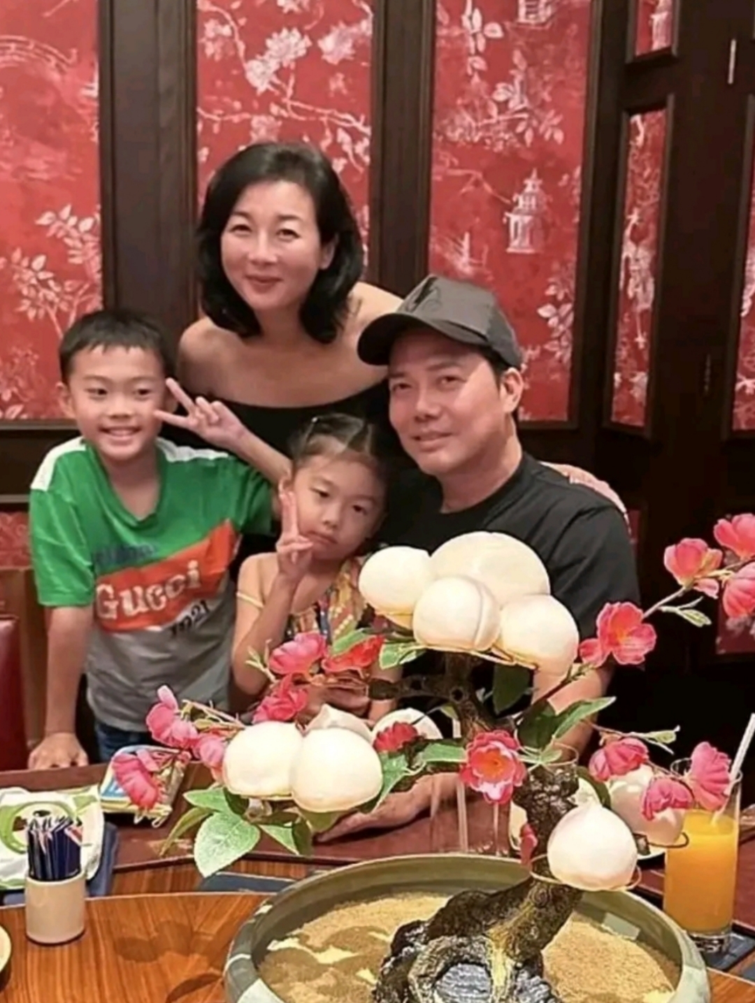 54岁谢天华一家四口温馨幸福.谢天华48岁才当上父亲.