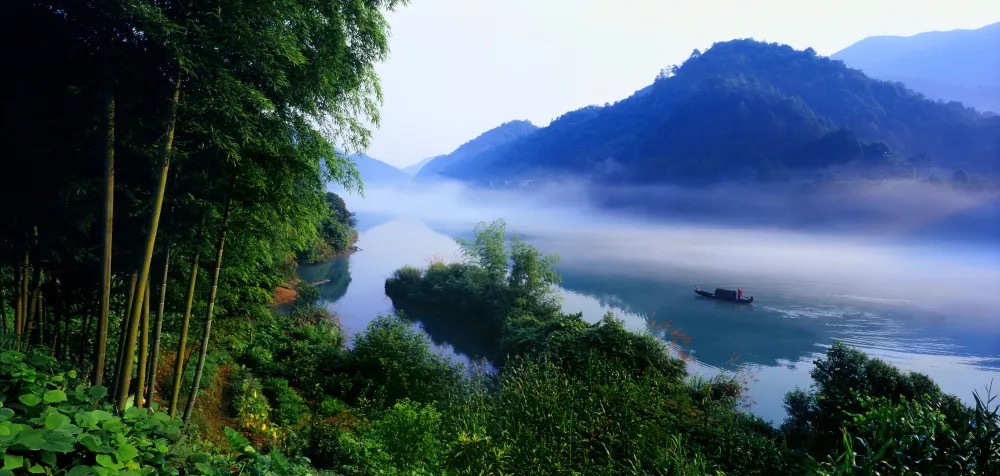 郴州市·东江湖国家5a级景区,景区总面积200多公里,融山的隽秀,水的
