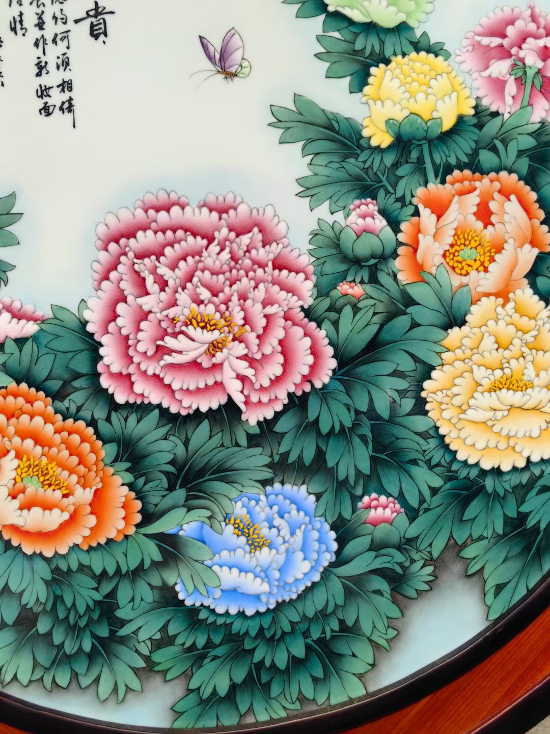 初见这幅瓷板画,仿佛置身花海之中,牡丹的牙鲻
