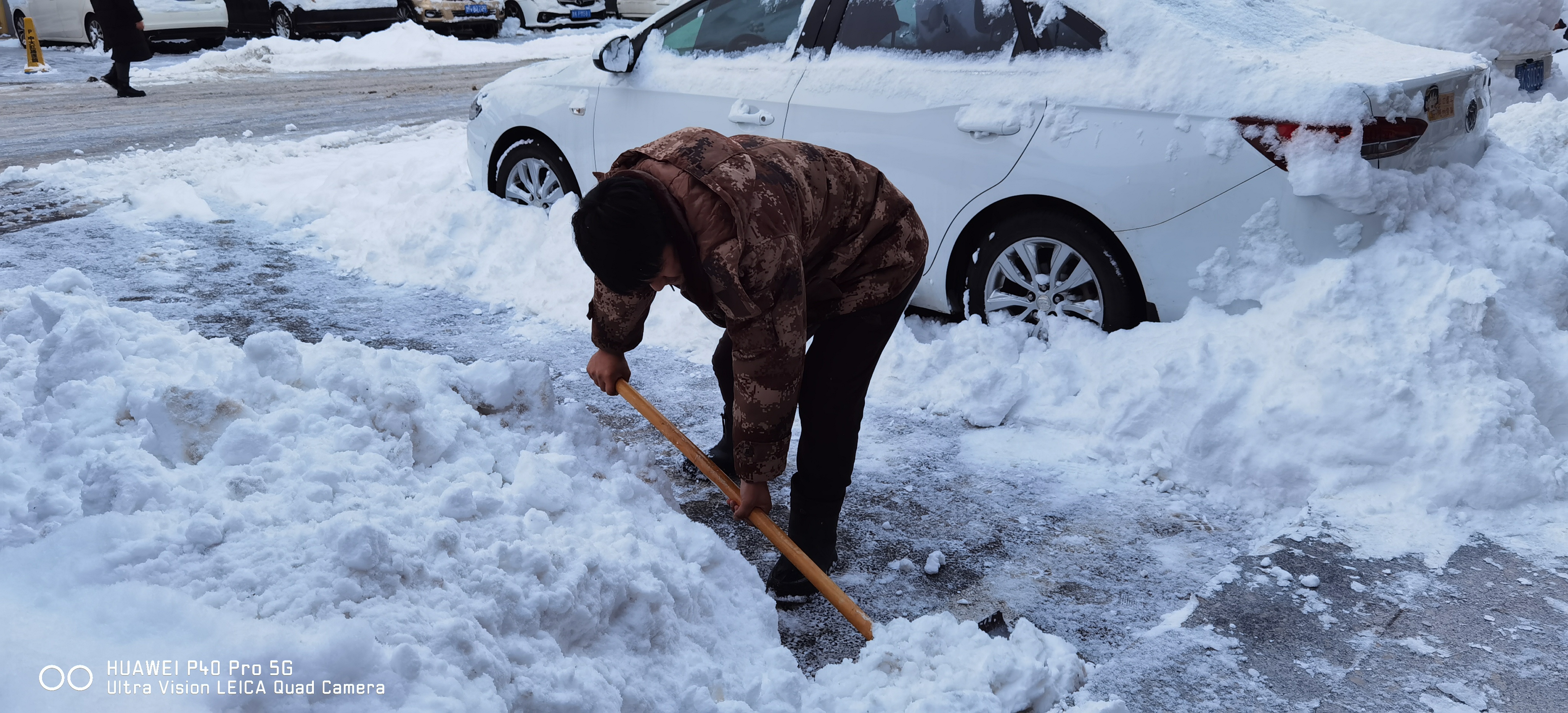 个人除雪照片图片