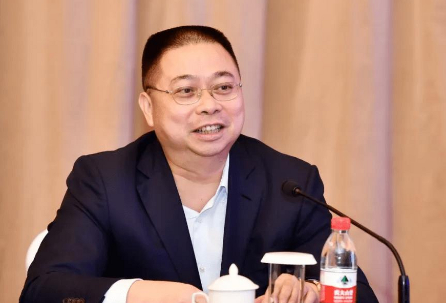 姚振华遭多人围堵讨薪,冲突中被打掉眼镜,随即开会再裁员     姚老板