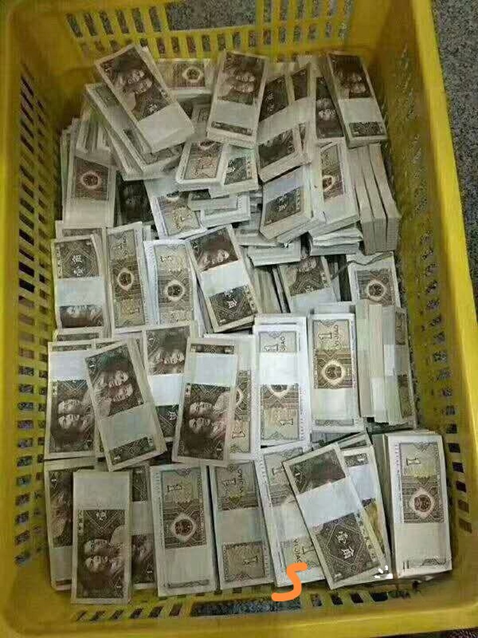 今天发工资了,满满的一堆钱,好有成就感!