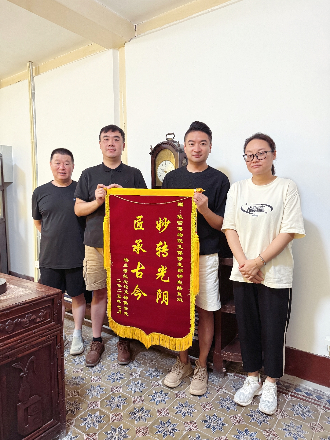 感谢梅兰芳的领导和同仁又给我们送来的锦旗,这是对我们工作的肯定与