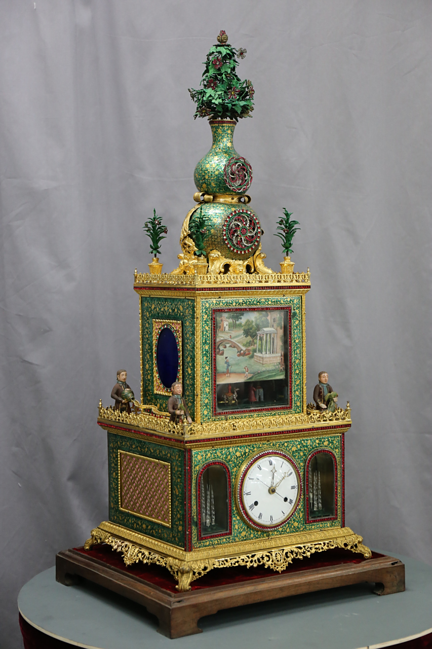 《我在故宫修钟表—广州钟表》书里的铜镀金葫芦转花自动卷帘攀杠倒球