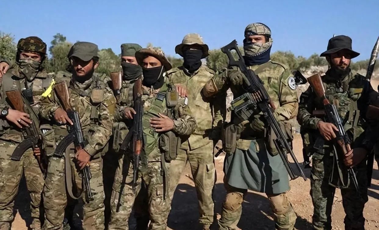 最近,阿萨德前政府军共和国卫队第四装甲师的副师长重新整合了超过