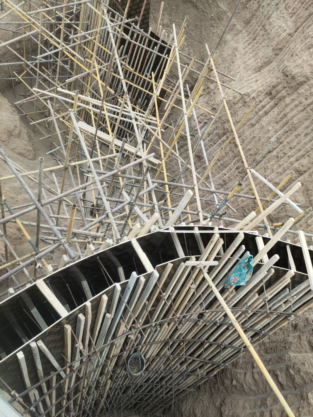 老百姓的生活越来越难,尤其是没有工作,没有职业,60岁以上的