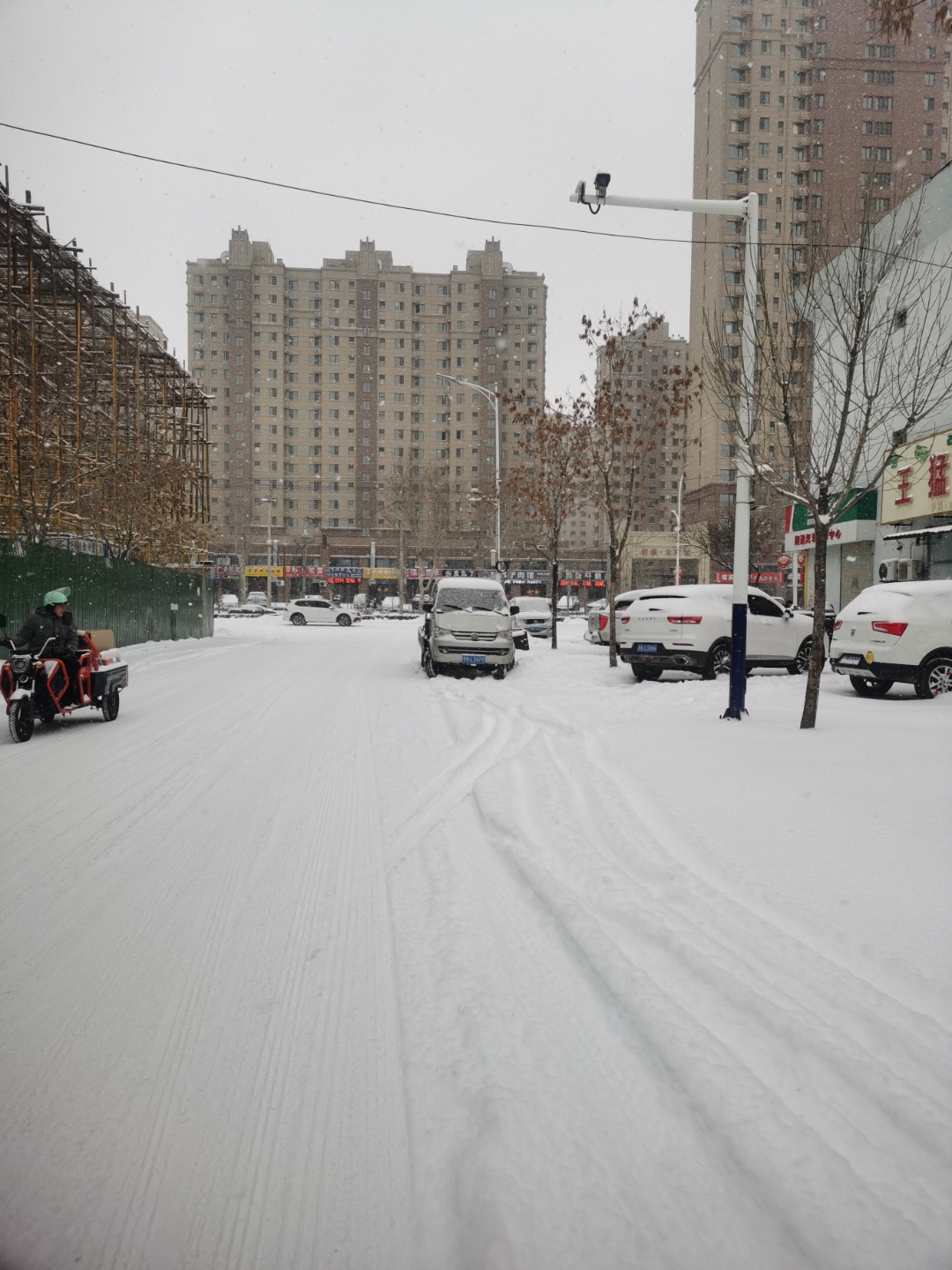 在大雪纷飞的街道上行走