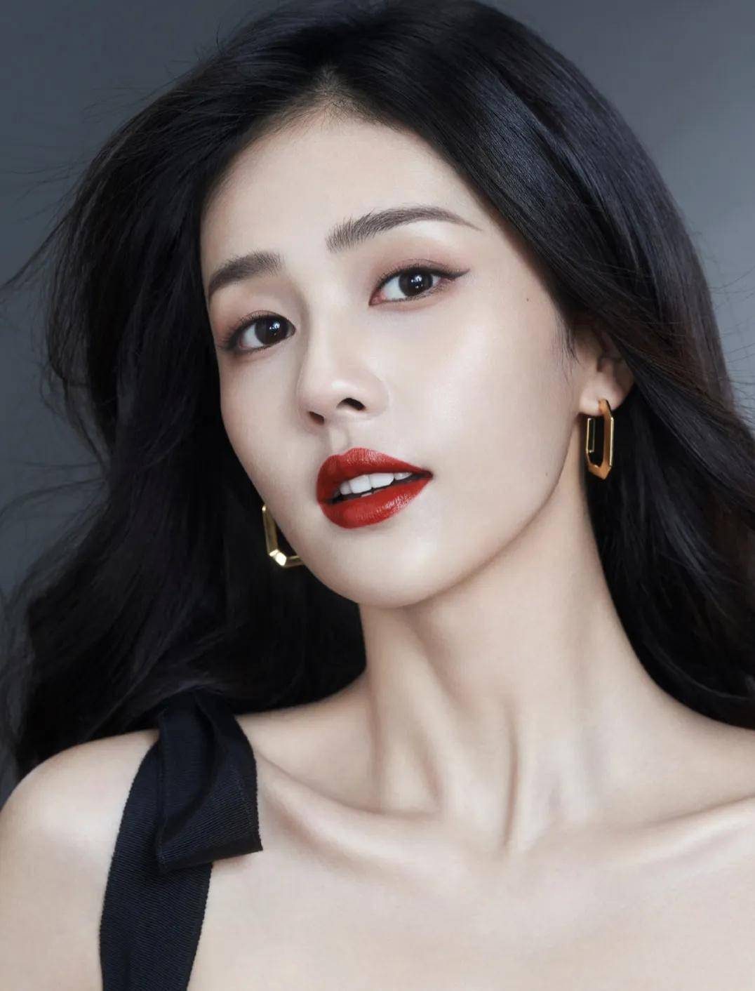 1,#张若昀唐艺昕甜蜜樱桃吻# 张若昀唐艺昕合体拍写真,夫妻高调上演"