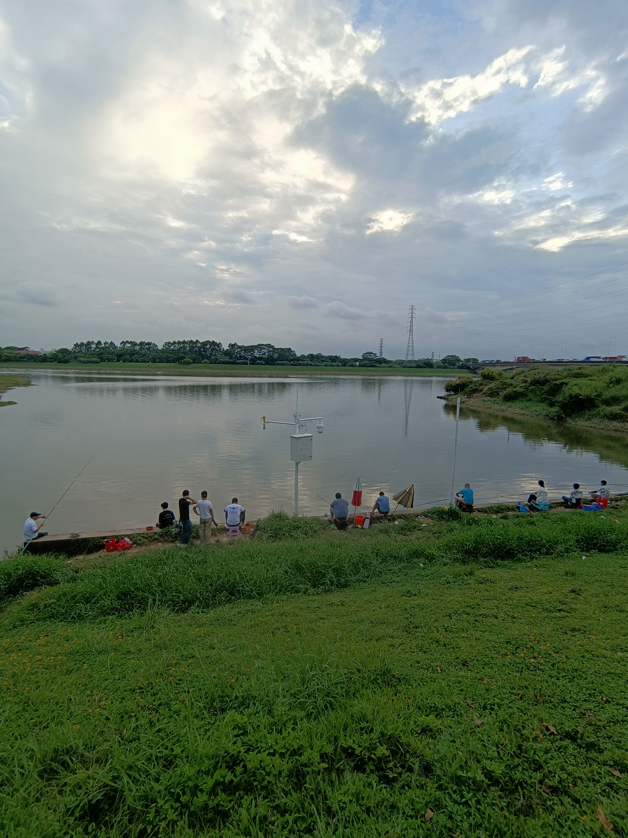 好的位置果然不一样,闸口中间水泥板上坐满了各种野