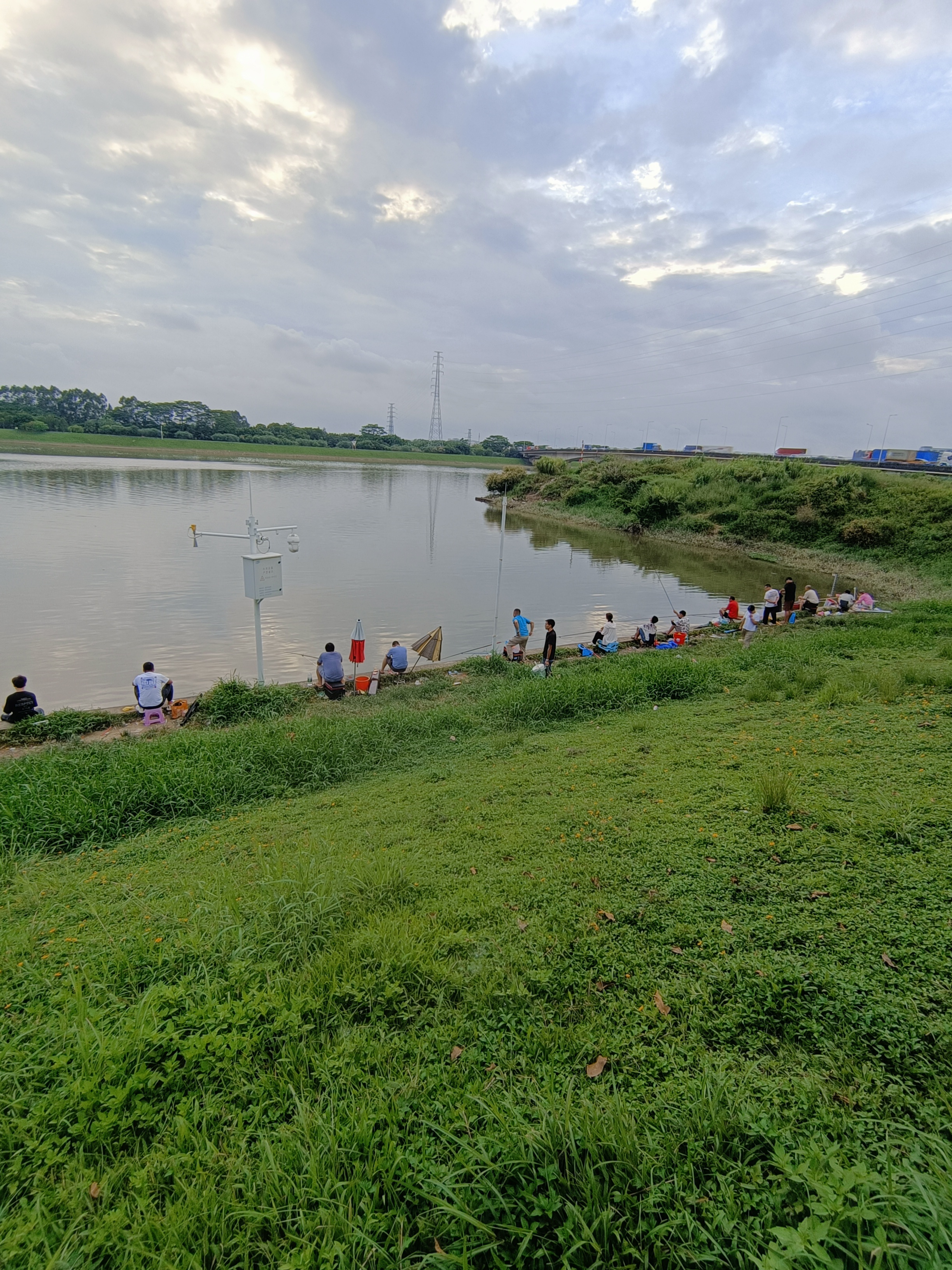 好的位置果然不一样,闸口中间水泥板上坐满了各种野