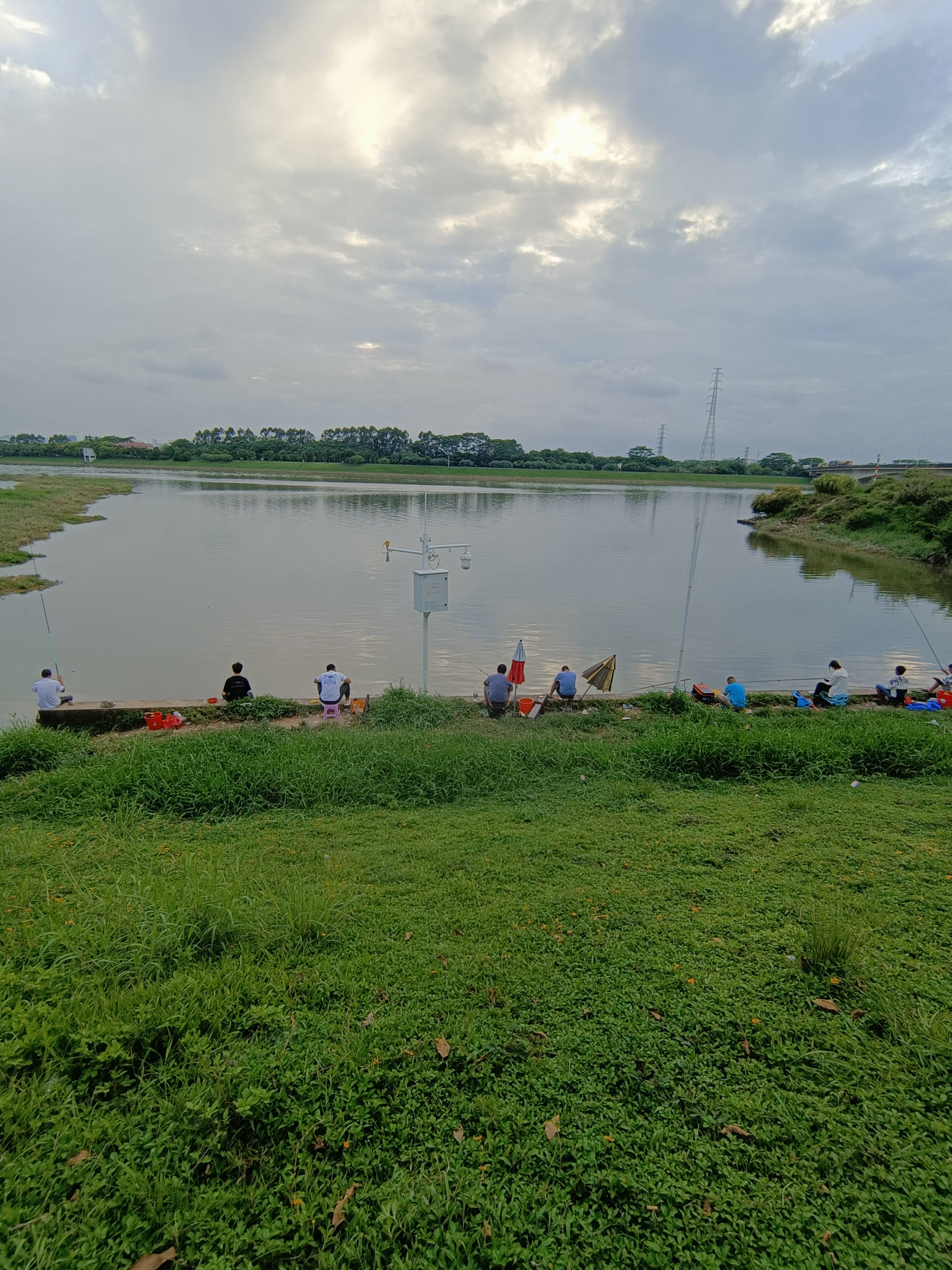 好的位置果然不一样,闸口中间水泥板上坐满了各种野