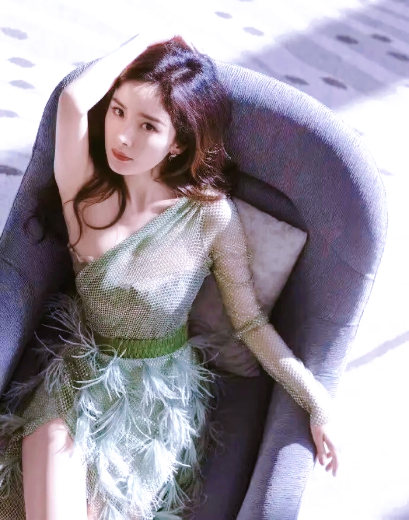 同穿羽毛开叉薄纱裙的杨幂跟景甜,真的是婀