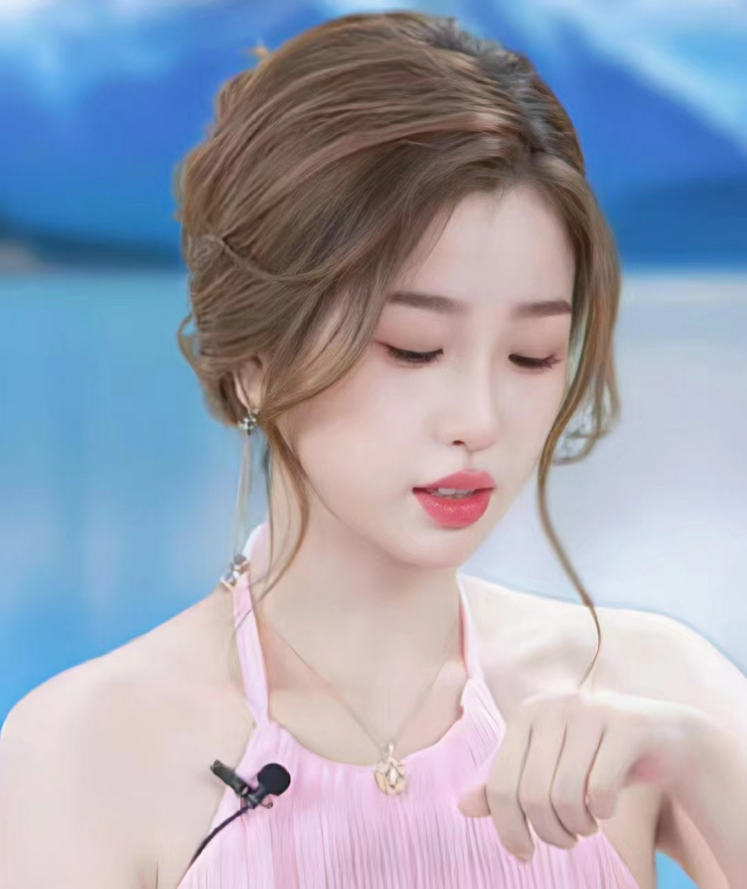 双眼皮悲伤蛙女星可以说是体会到了娱乐圈的墙倒众人推,现在片酬