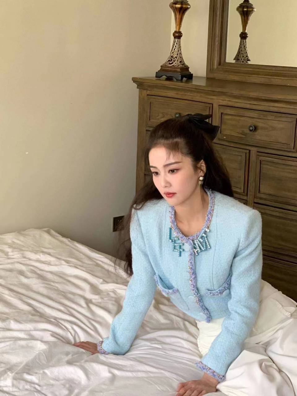 陈小春在老家的通告约,身价并不高,比内娱少了很多的. 2.