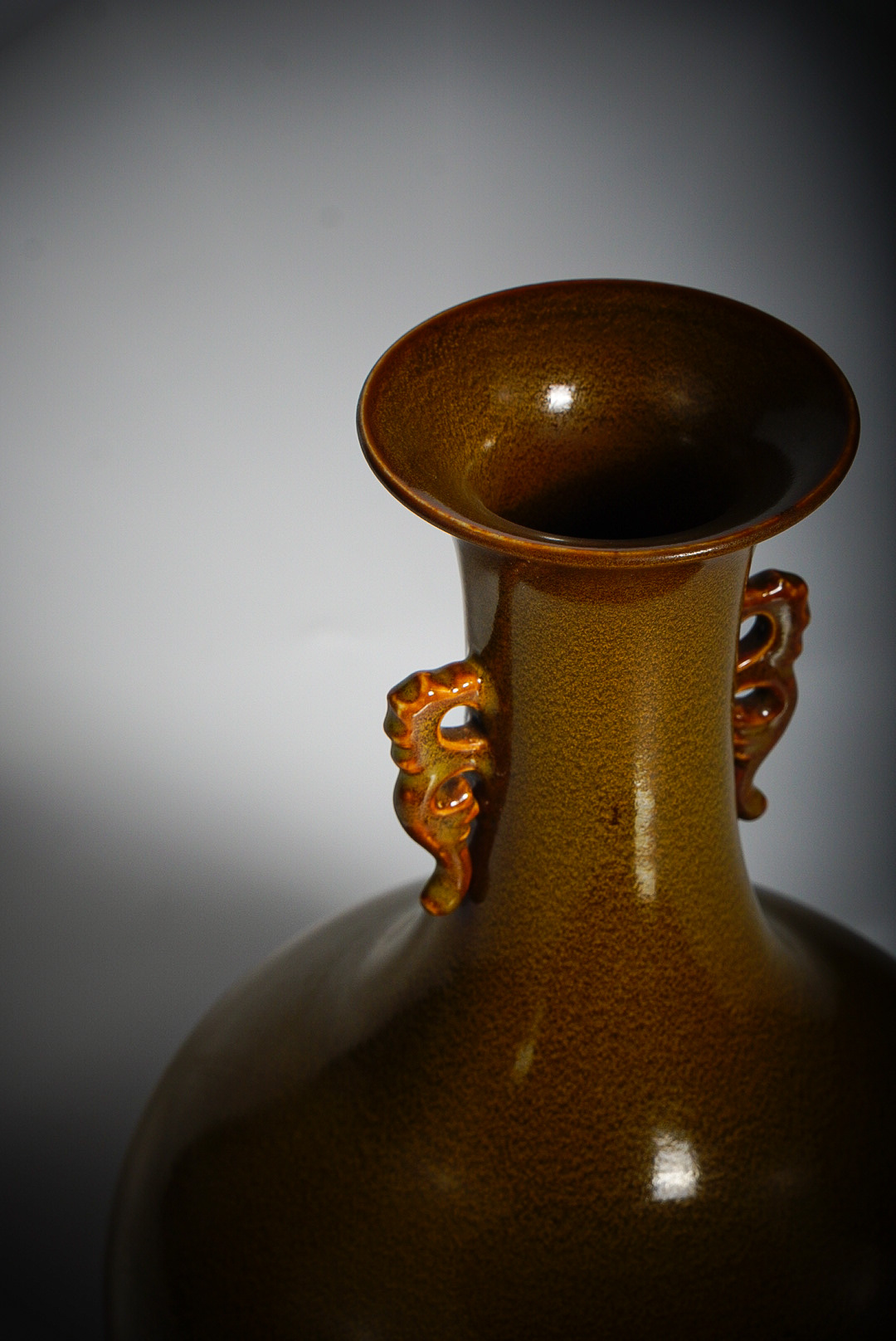 清·乾隆‖鳝鱼黄茶叶末釉双耳盘口瓶 #君庭文化艺术中心旧藏 【茶叶