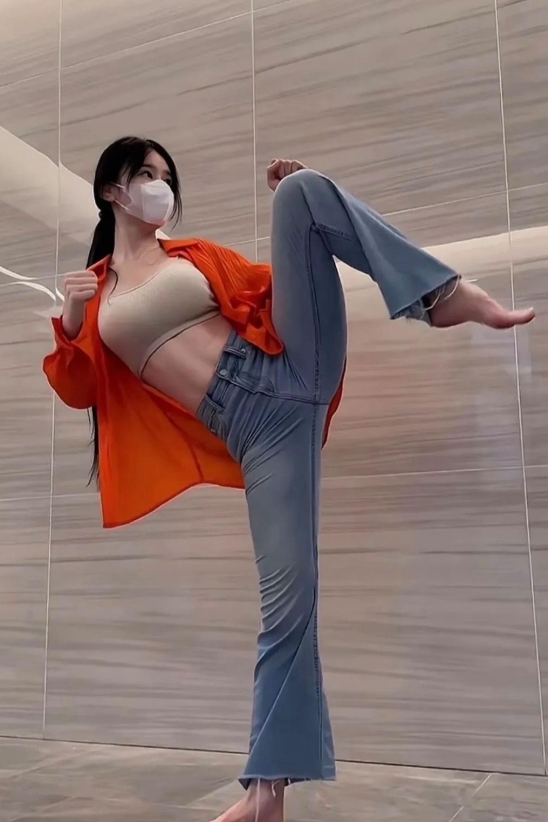 哇哟,你看这姑娘这架势,一看就很不简单,千万别招