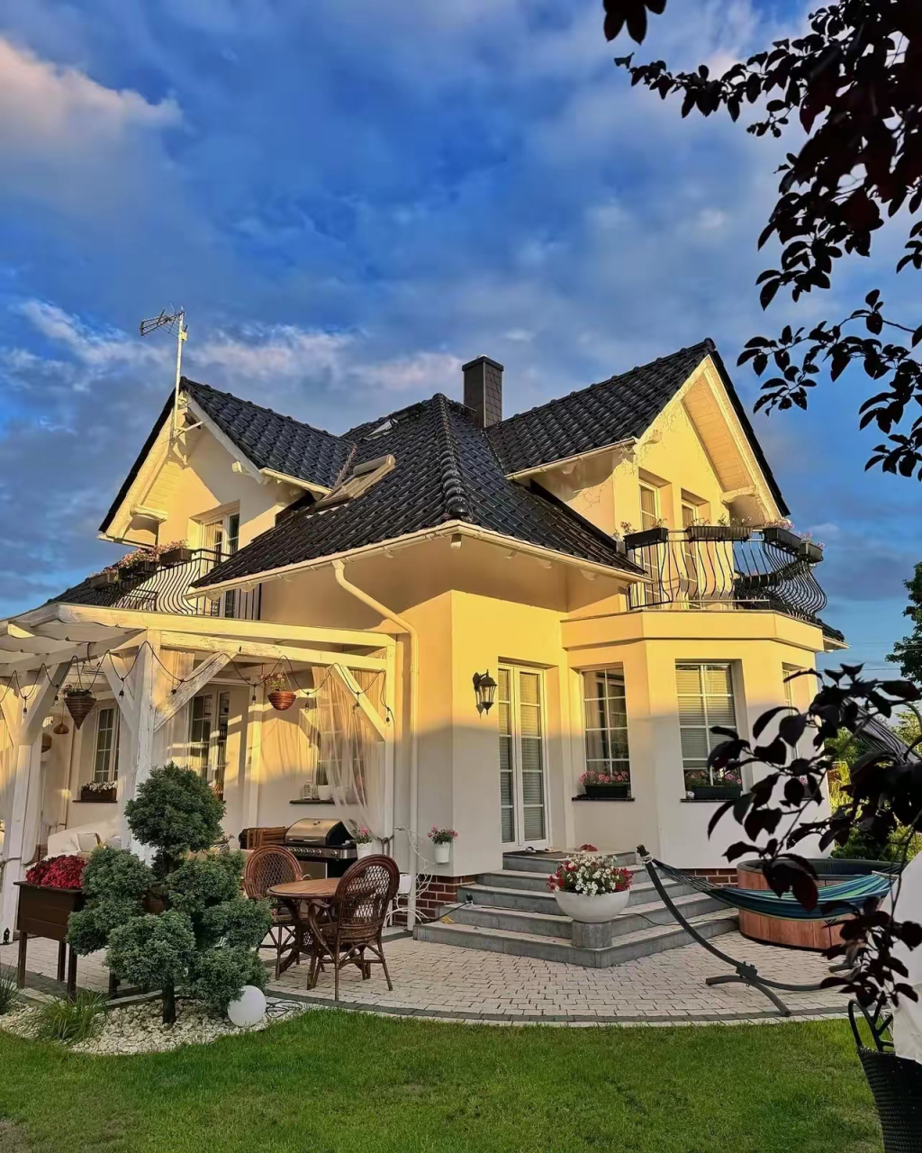 夕阳下的温暖家园,绿植环绕,悠闲自在.