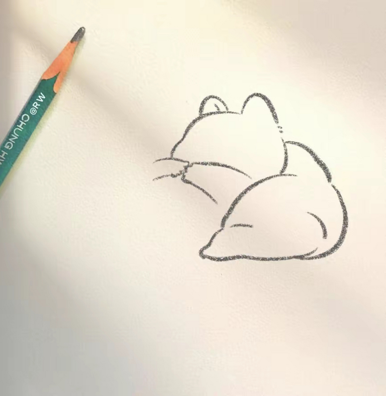 童趣 | 简笔画 懒洋洋的午后,一只猫躺在沙发上,手里捧着手机,享受着