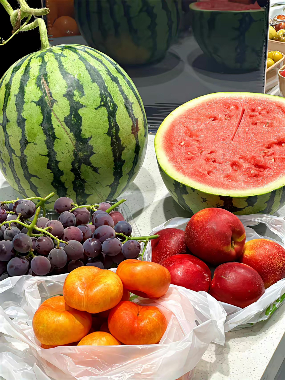 夏日缤纷水果盛宴,西瓜葡萄桃子橙,新鲜美味大集合!