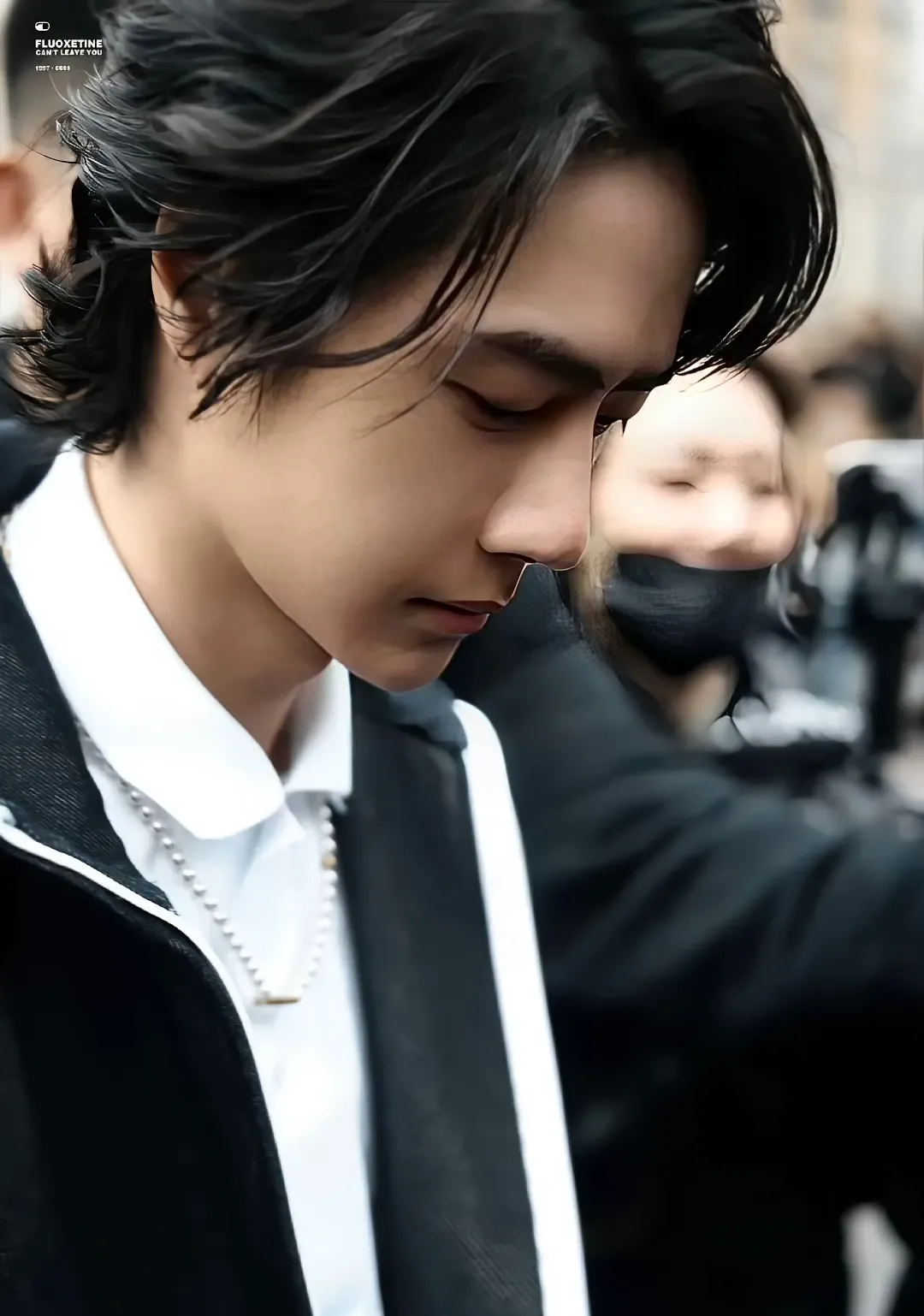 王一博你怎么嘴角比ak还难压? 好不容易抽空来参加个展