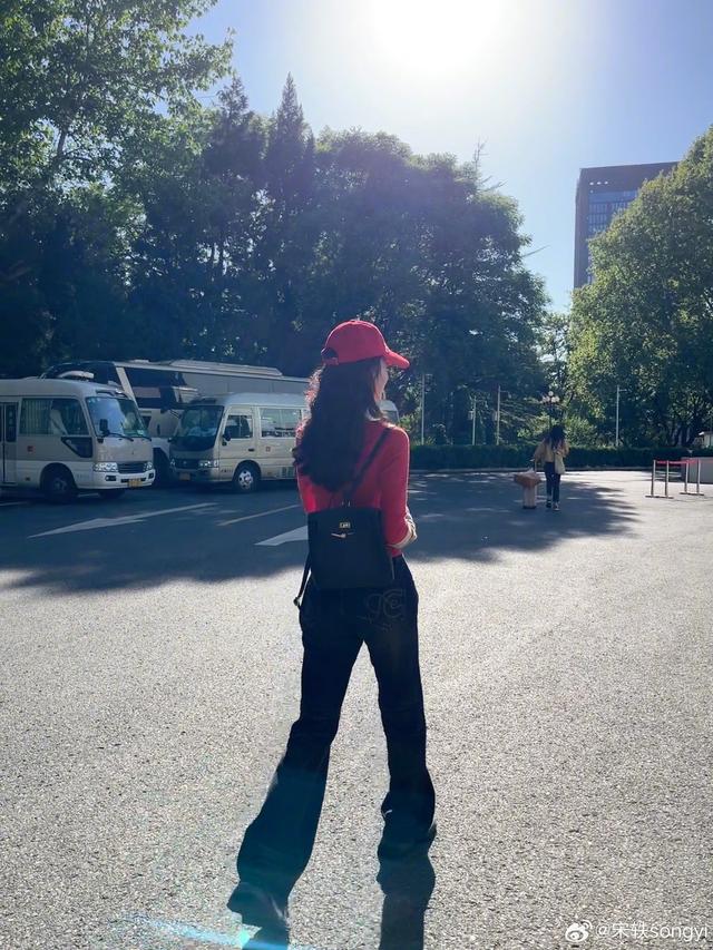 近日,有网友在街上偶遇宋轶,状态好到让人羡慕,这背影,好瘦好苗条,这