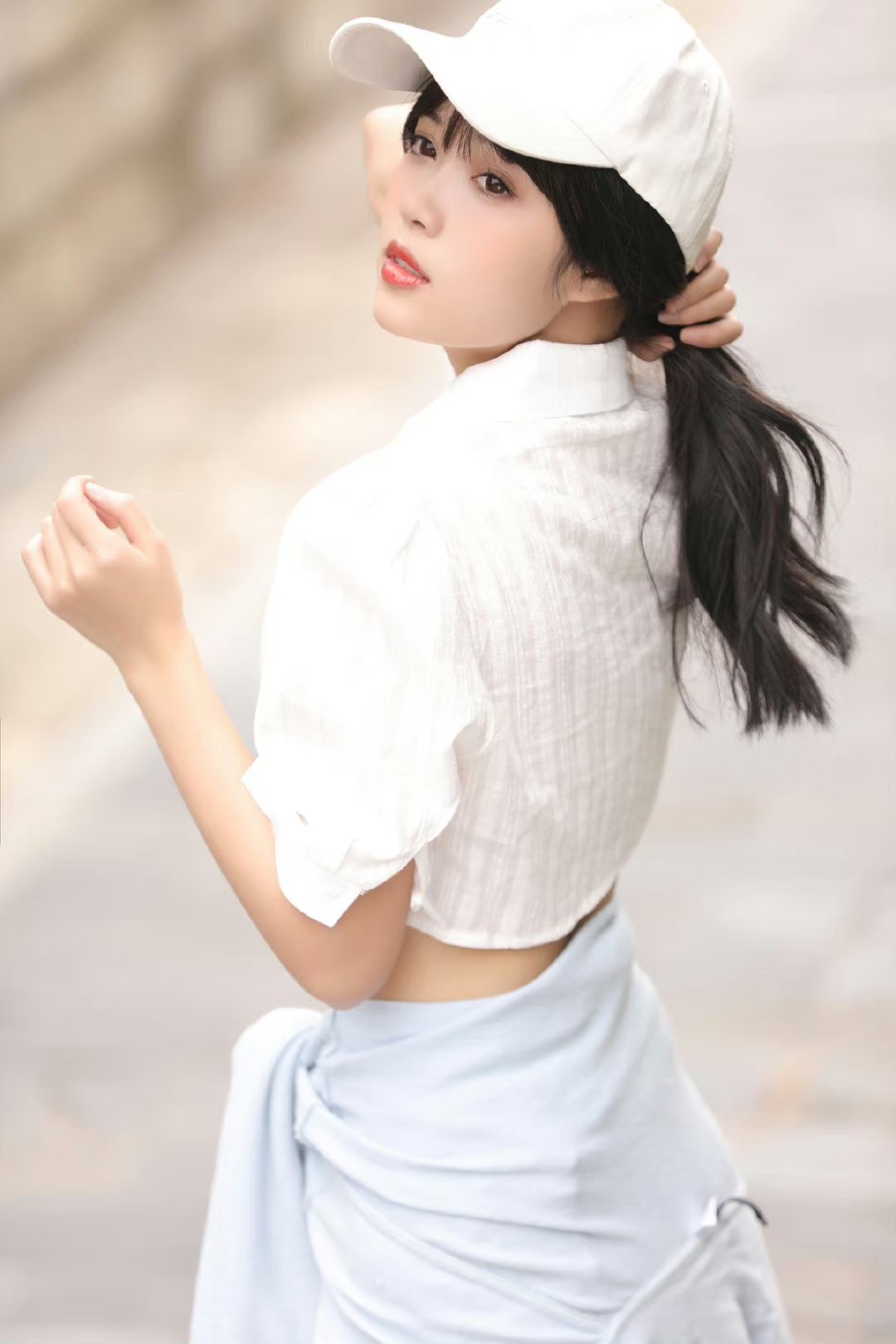 白色鸭舌帽搭配白色短裙,青春活力甜美系小美女